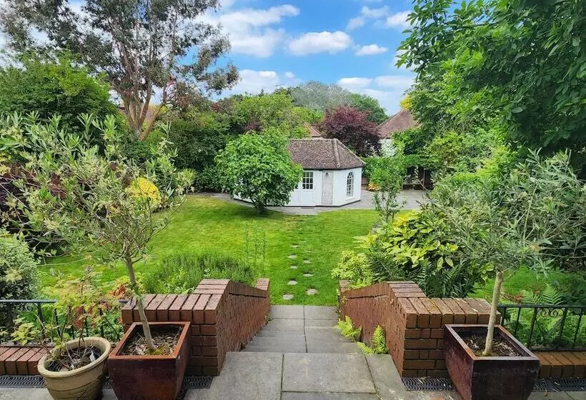 Residenssi London Family Home Amazing Garden