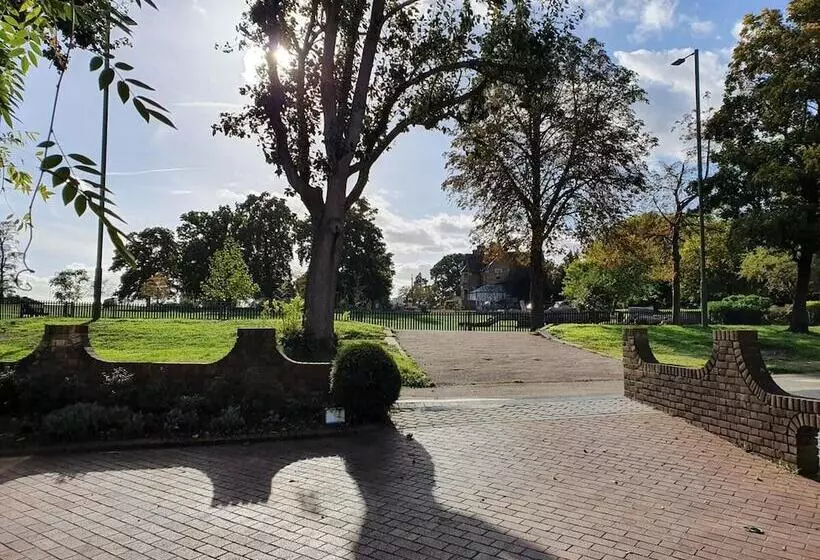 Residenssi London Family Home Amazing Garden