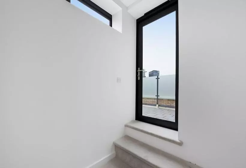 Residenssi Modern Townhouse, Close To 02,excel, 5mins To Tube