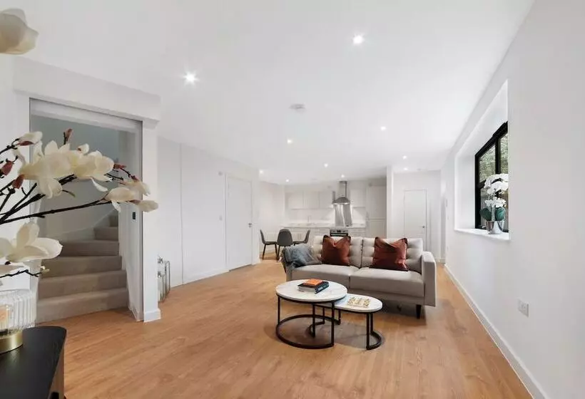 Residenssi Modern Townhouse, Close To 02,excel, 5mins To Tube