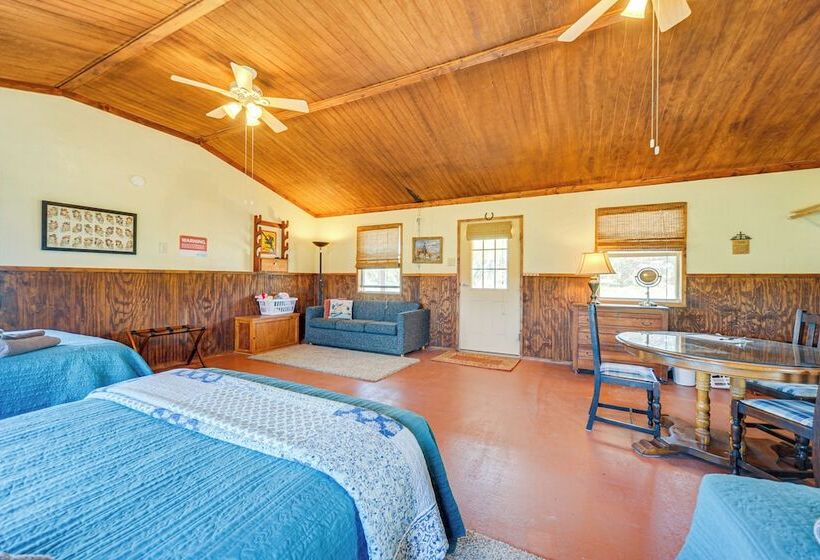 Riverfront Brady Retreat On 25 Acres!