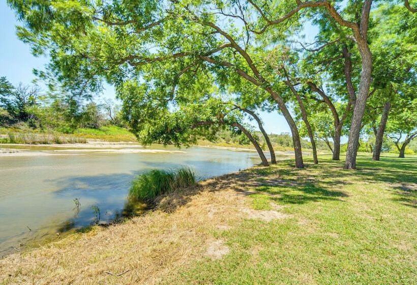 Riverfront Brady Retreat On 25 Acres!