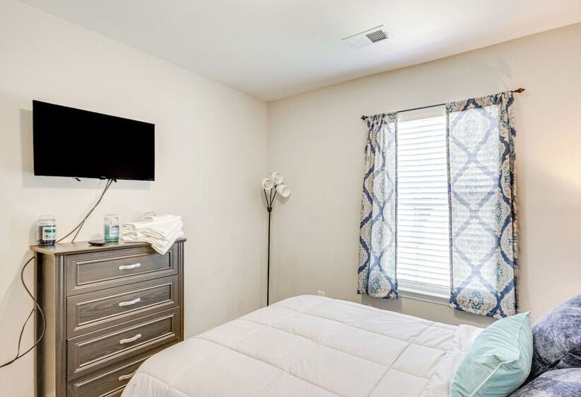 Spacious West Columbia Home W/ Patio & Grill!