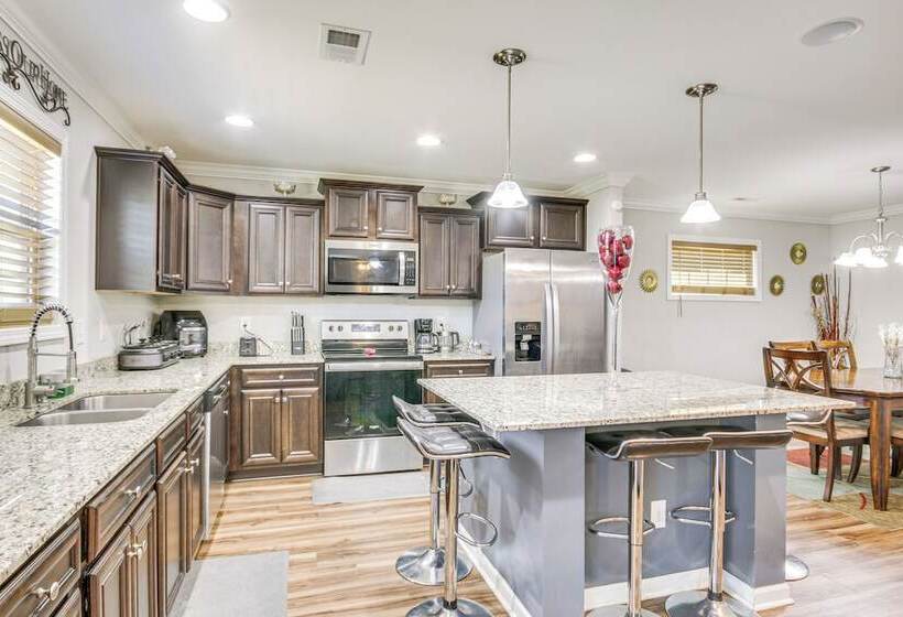 Spacious West Columbia Home W/ Patio & Grill!