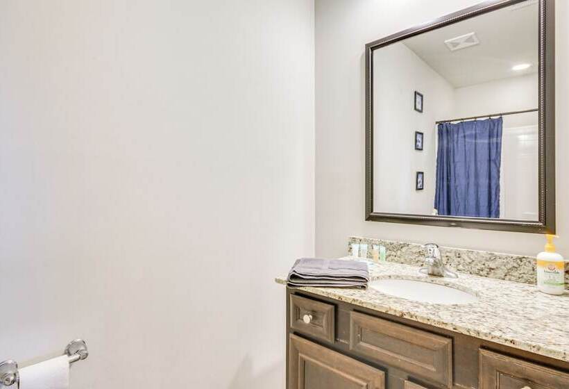 Spacious West Columbia Home W/ Patio & Grill!