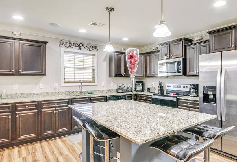 Spacious West Columbia Home W/ Patio & Grill!