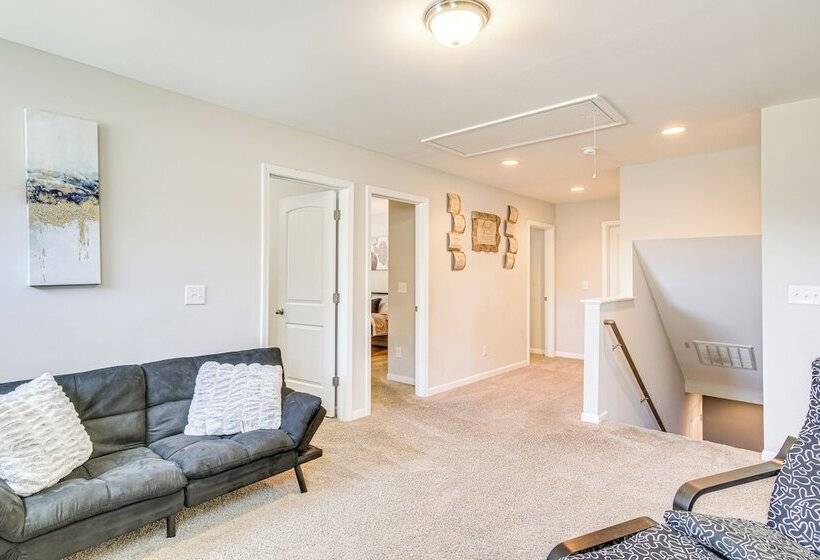 Spacious West Columbia Home W/ Patio & Grill!