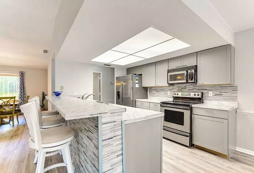 Spring Hill Home: Private Pool, 9 Mi To Beach!