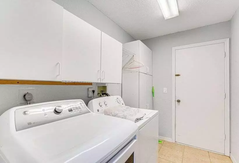 Spring Hill Home: Private Pool, 9 Mi To Beach!