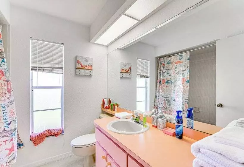 Spring Hill Home: Private Pool, 9 Mi To Beach!