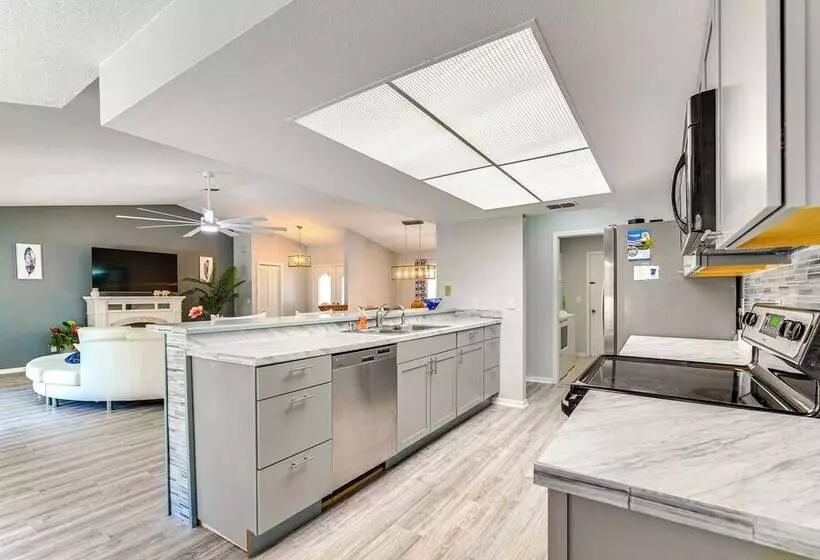 Spring Hill Home: Private Pool, 9 Mi To Beach!