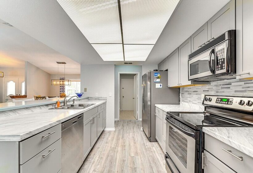 Spring Hill Home: Private Pool, 9 Mi To Beach!