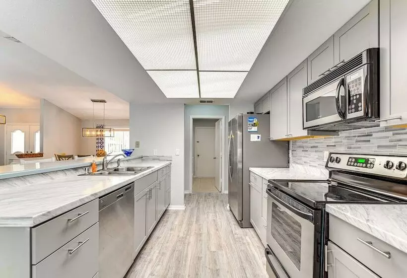 Spring Hill Home: Private Pool, 9 Mi To Beach!