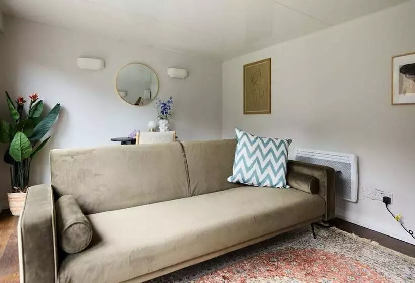 The Roehampton Place   Elegant 5bdr House With Garden + Parking