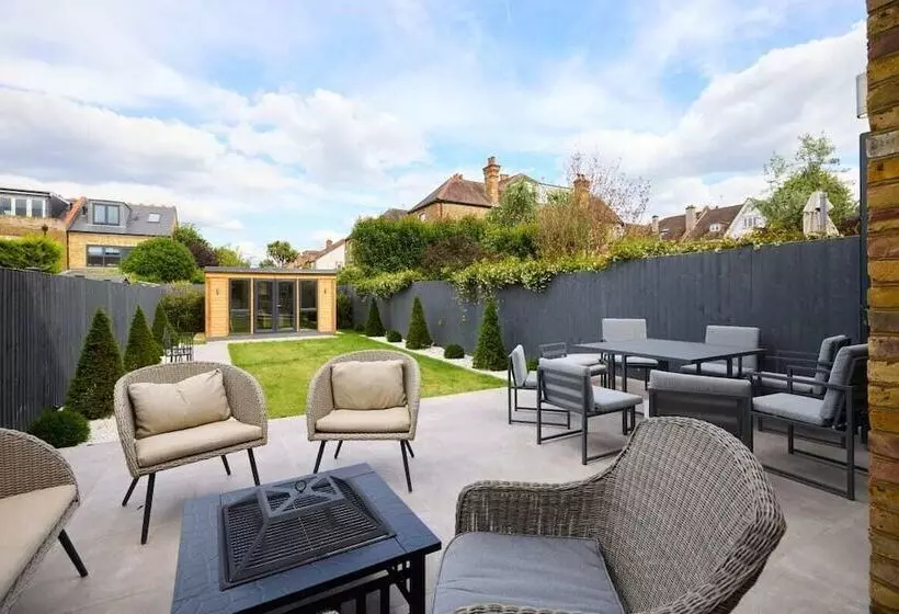 The Roehampton Place   Elegant 5bdr House With Garden + Parking