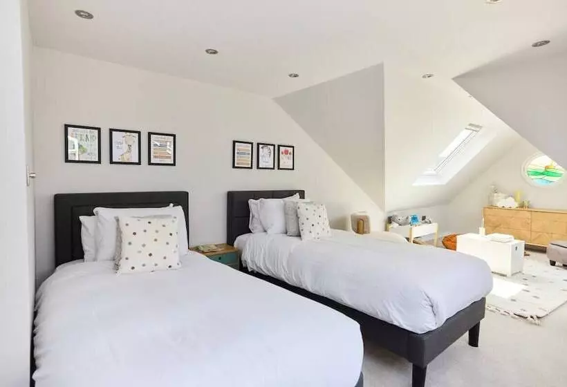 The Roehampton Place   Elegant 5bdr House With Garden + Parking