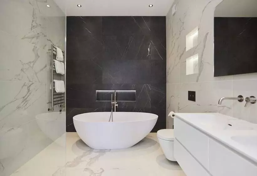 The Roehampton Place   Elegant 5bdr House With Garden + Parking