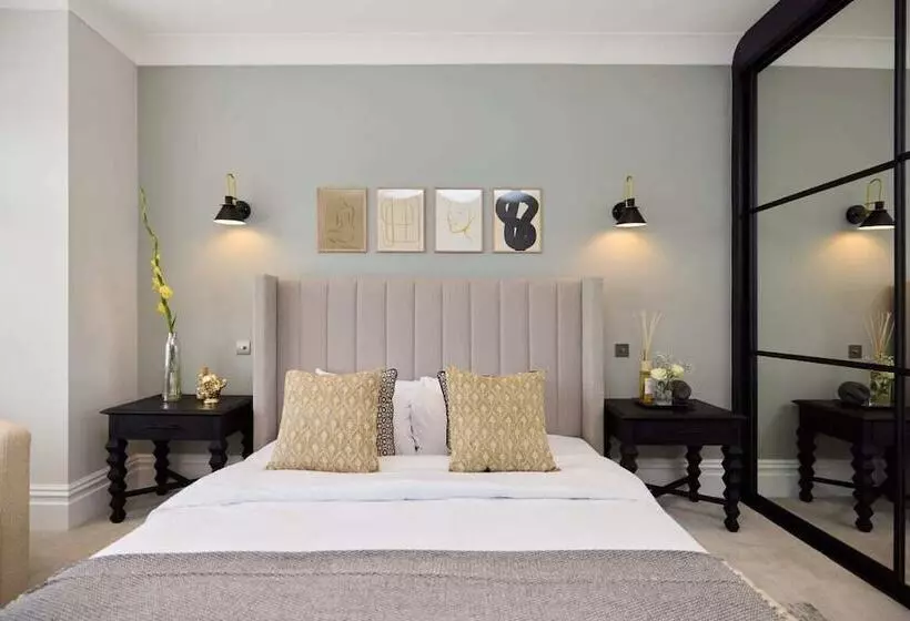 The Roehampton Place   Elegant 5bdr House With Garden + Parking