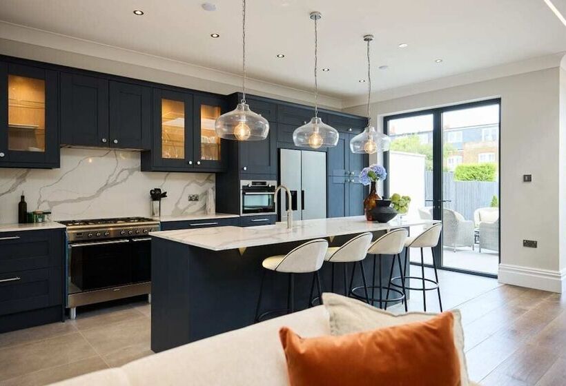 The Roehampton Place Elegant 5bdr House With Garden + Parking