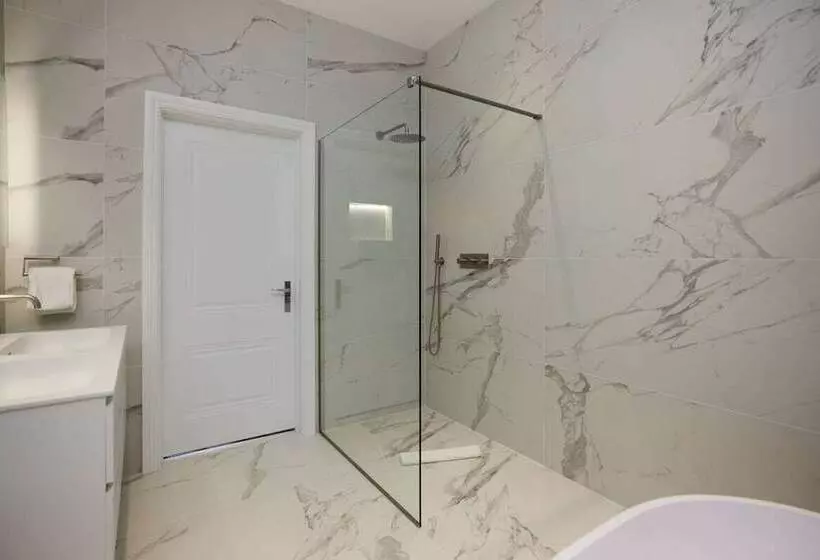 The Roehampton Place   Elegant 5bdr House With Garden + Parking