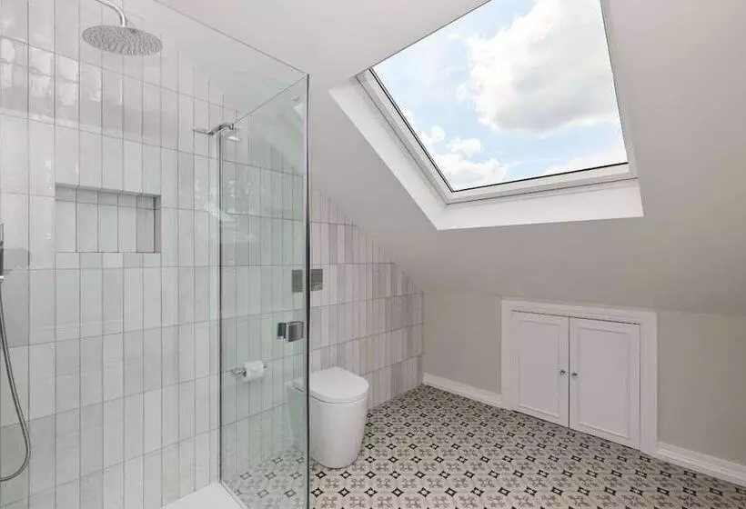 The Roehampton Place   Elegant 5bdr House With Garden + Parking