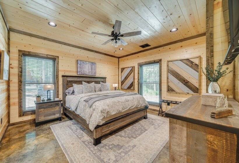 Upscale Broken Bow Cabin: Hot Tub & Fishing Pond!