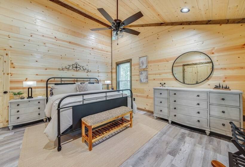 Upscale Broken Bow Cabin: Hot Tub & Fishing Pond!