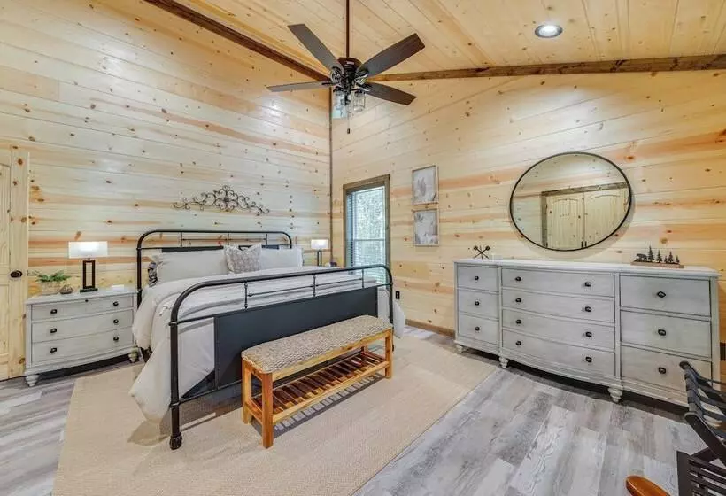 Upscale Broken Bow Cabin: Hot Tub & Fishing Pond!