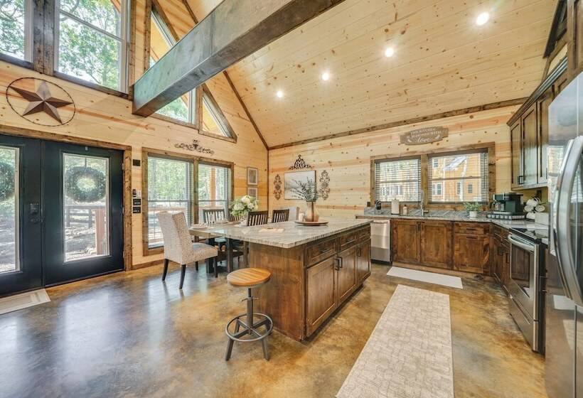 Upscale Broken Bow Cabin: Hot Tub & Fishing Pond!