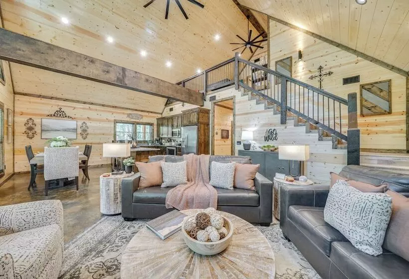 Upscale Broken Bow Cabin: Hot Tub & Fishing Pond!