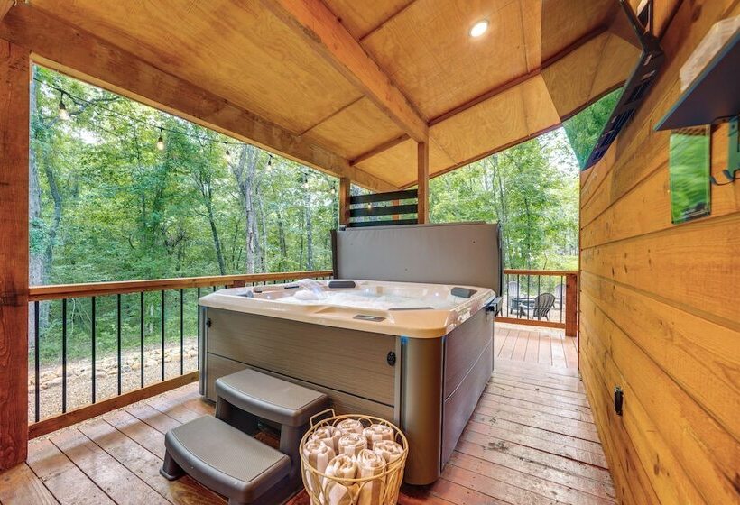 Upscale Broken Bow Cabin: Hot Tub & Fishing Pond!