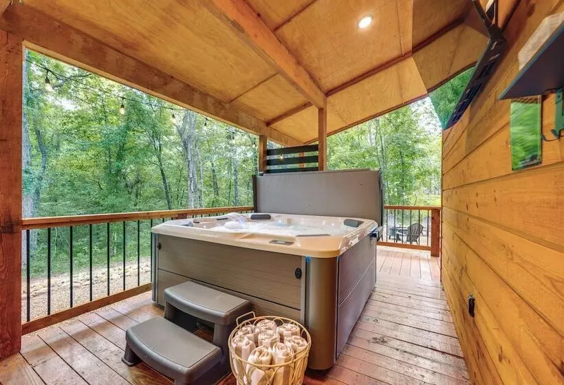 Upscale Broken Bow Cabin: Hot Tub & Fishing Pond!