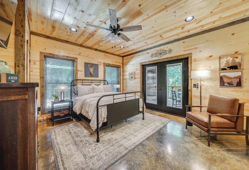 Upscale Broken Bow Cabin: Hot Tub & Fishing Pond!