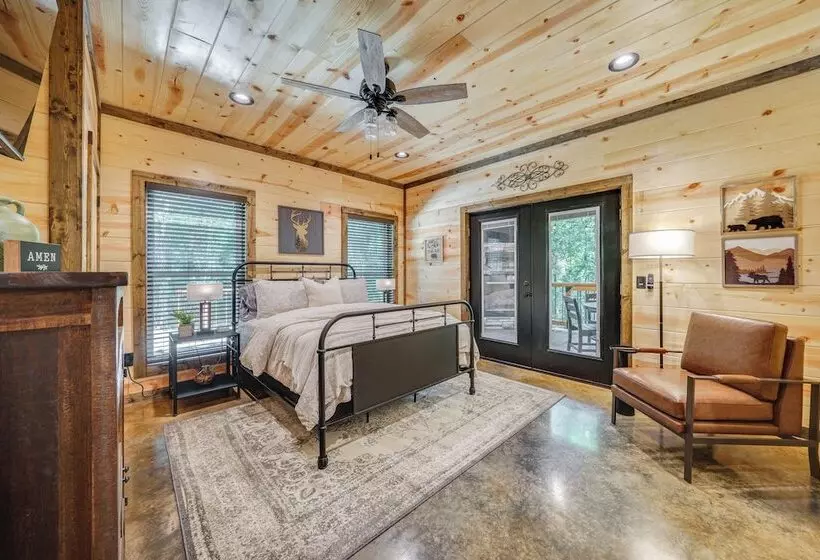 Upscale Broken Bow Cabin: Hot Tub & Fishing Pond!