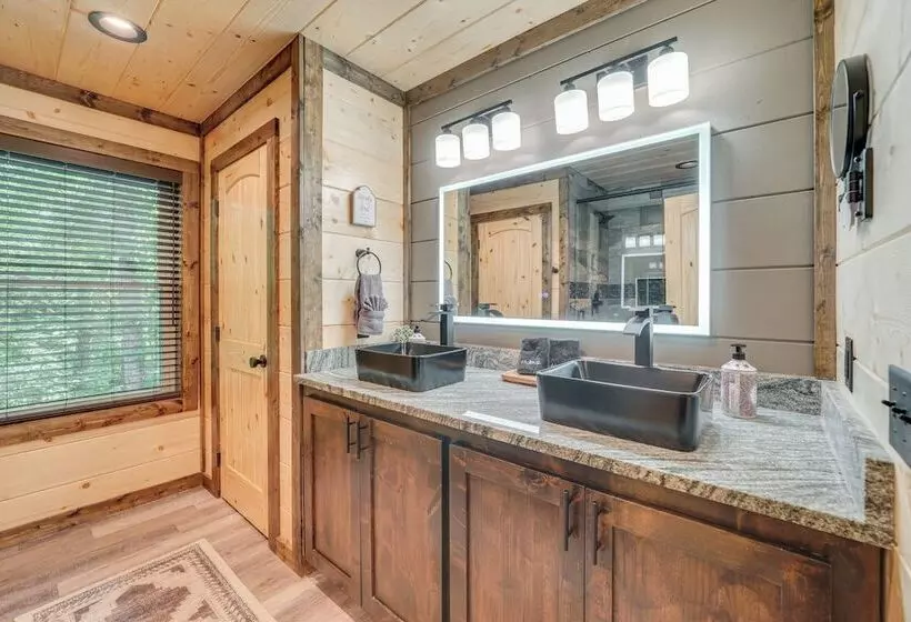 Upscale Broken Bow Cabin: Hot Tub & Fishing Pond!