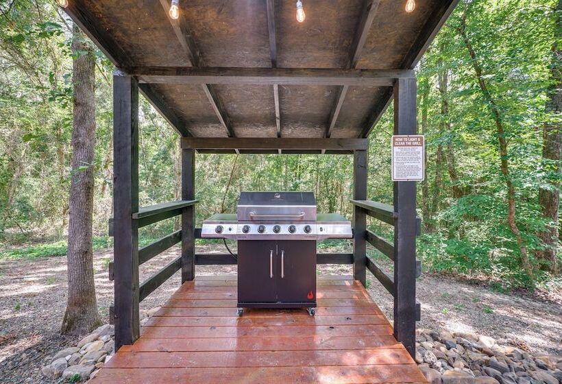 Upscale Broken Bow Cabin: Hot Tub & Fishing Pond!
