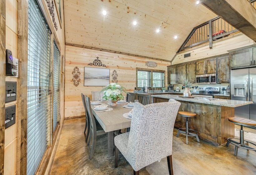 Upscale Broken Bow Cabin: Hot Tub & Fishing Pond!