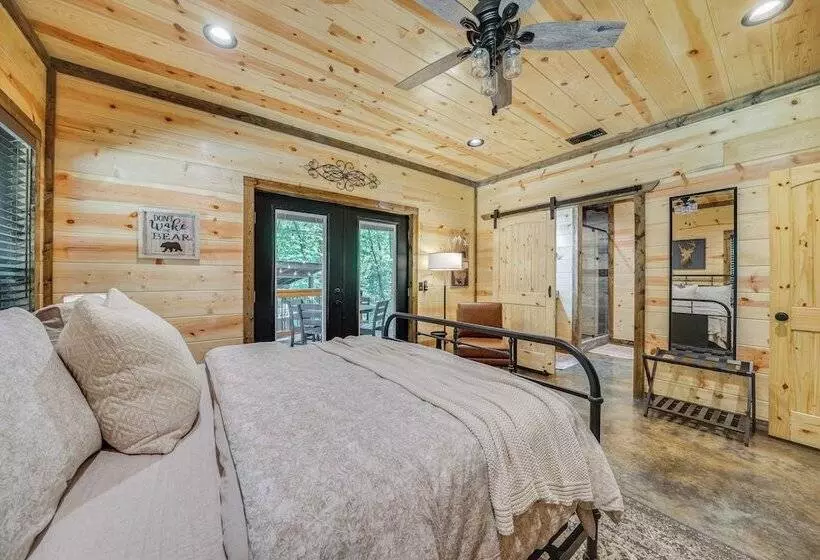 Upscale Broken Bow Cabin: Hot Tub & Fishing Pond!