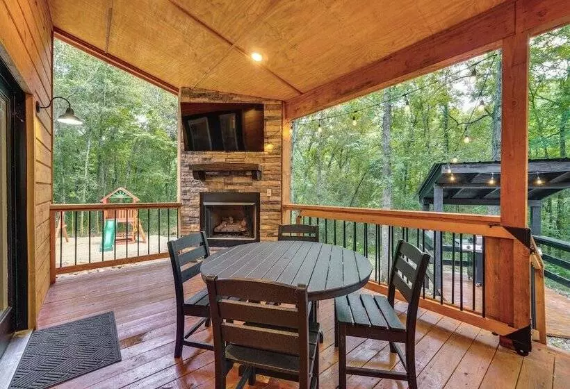 Upscale Broken Bow Cabin: Hot Tub & Fishing Pond!