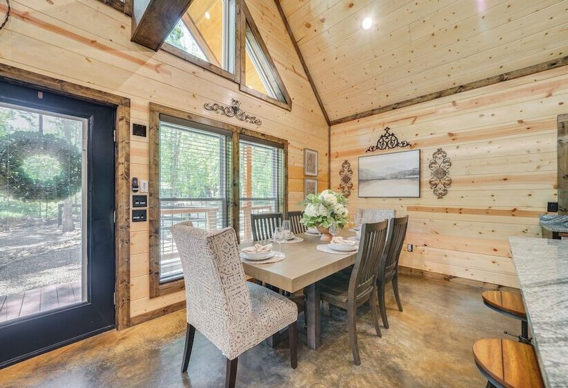 Upscale Broken Bow Cabin: Hot Tub & Fishing Pond!