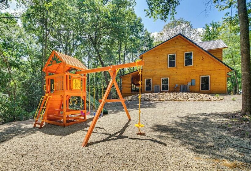 Upscale Broken Bow Cabin: Hot Tub & Fishing Pond!