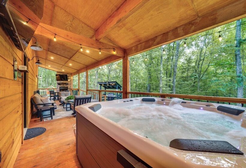 Upscale Broken Bow Cabin: Hot Tub & Fishing Pond!