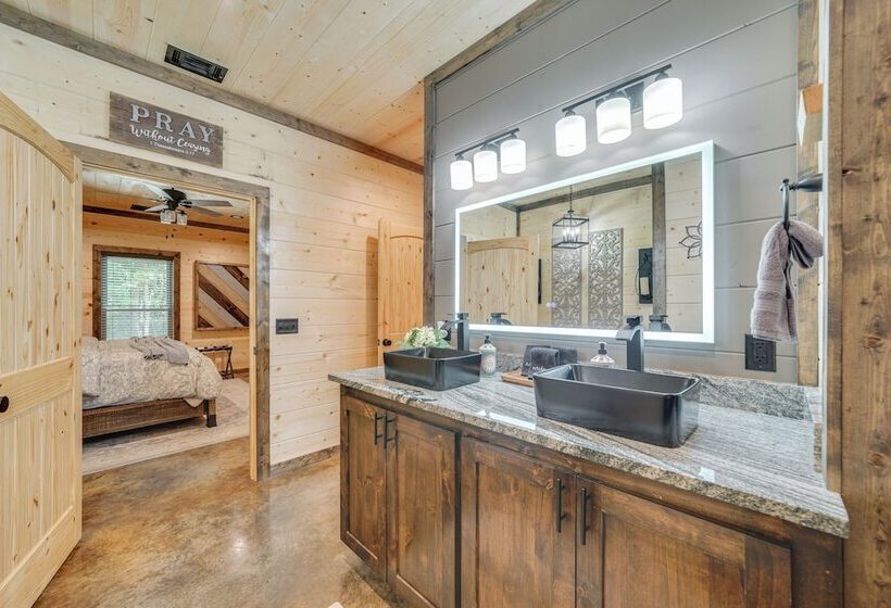 Upscale Broken Bow Cabin: Hot Tub & Fishing Pond!