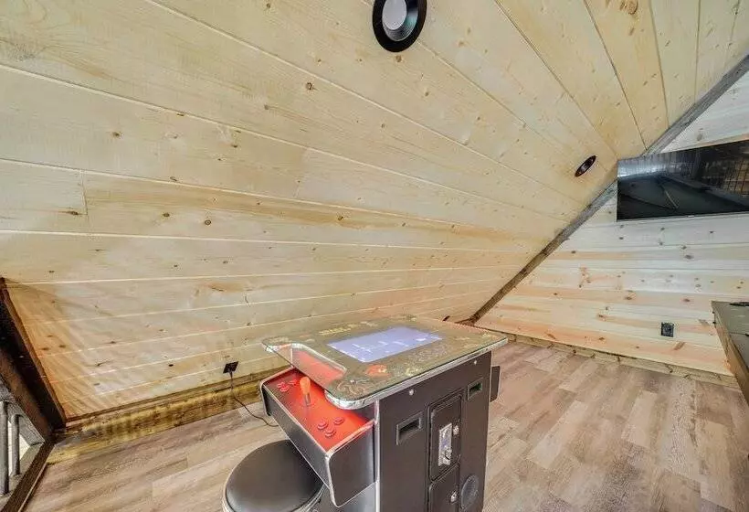 Upscale Broken Bow Cabin: Hot Tub & Fishing Pond!