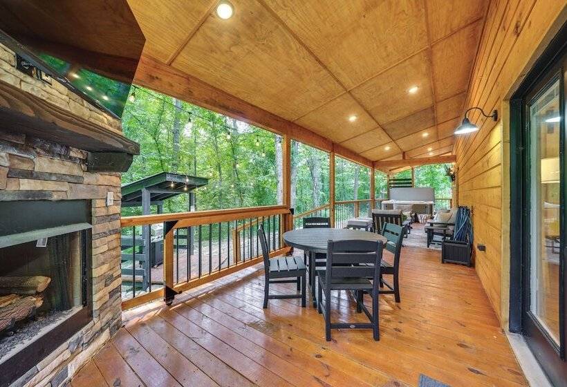 Upscale Broken Bow Cabin: Hot Tub & Fishing Pond!