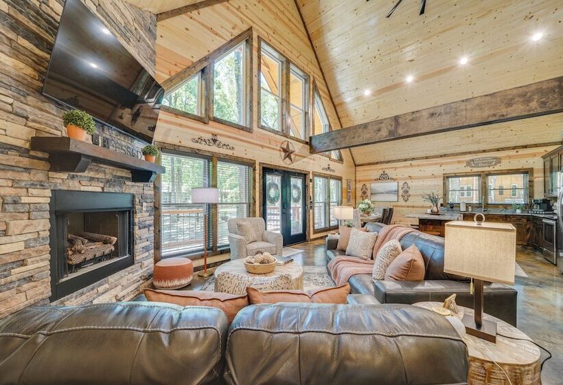 Upscale Broken Bow Cabin: Hot Tub & Fishing Pond!