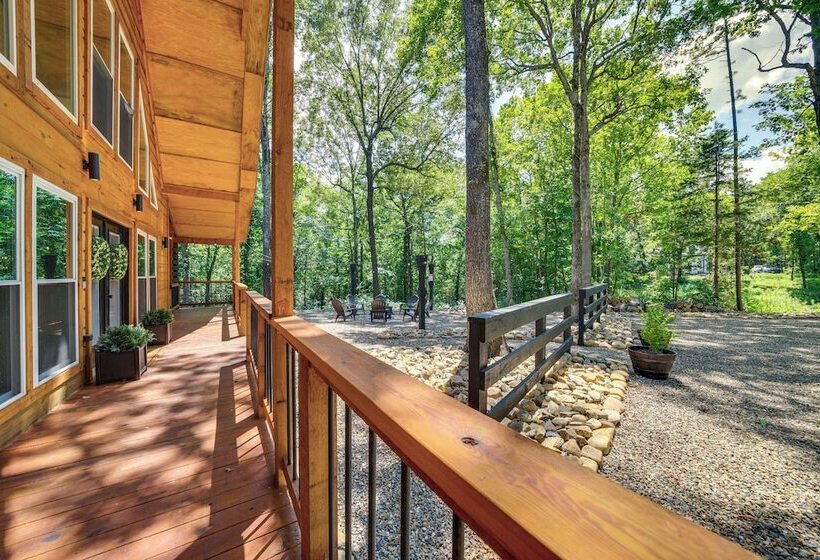 Upscale Broken Bow Cabin: Hot Tub & Fishing Pond!