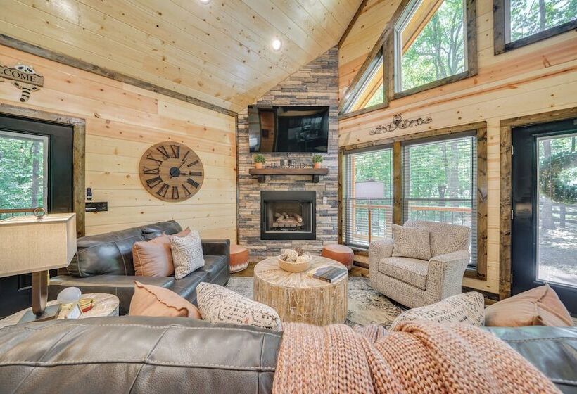 Upscale Broken Bow Cabin: Hot Tub & Fishing Pond!