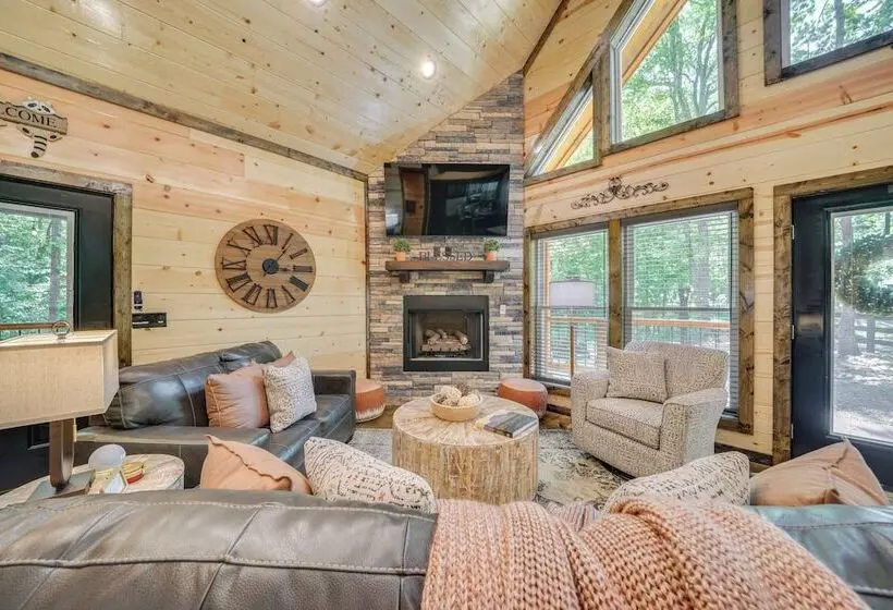 Upscale Broken Bow Cabin: Hot Tub & Fishing Pond!