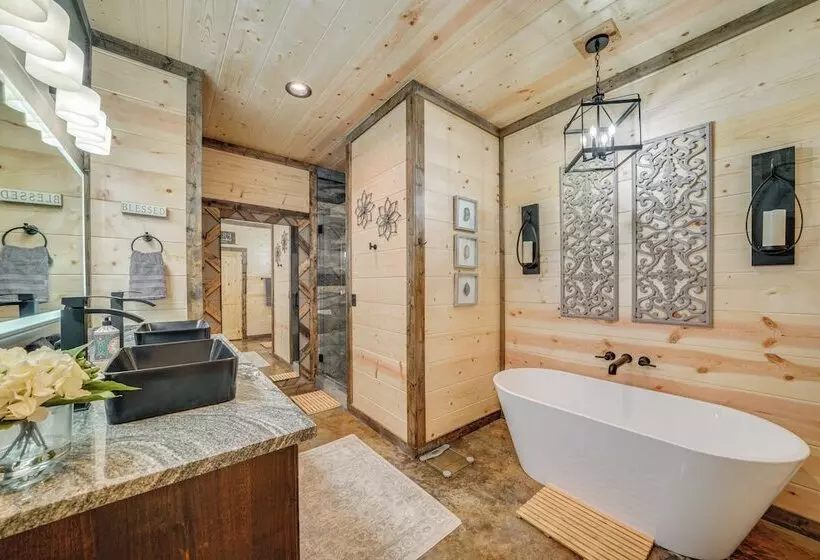 Upscale Broken Bow Cabin: Hot Tub & Fishing Pond!